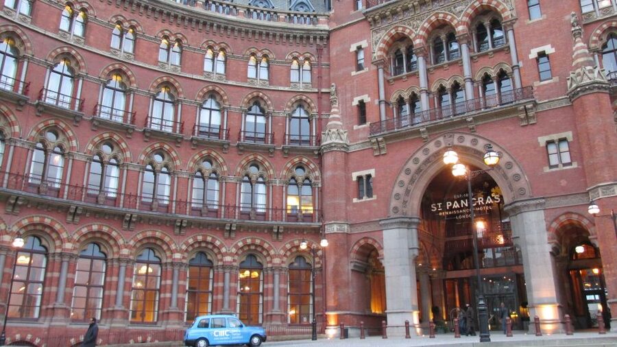 A Muggle's Guide to London: Harry Potter Walking Tour - Guide George: what makes the experience feel friendly, not scripted