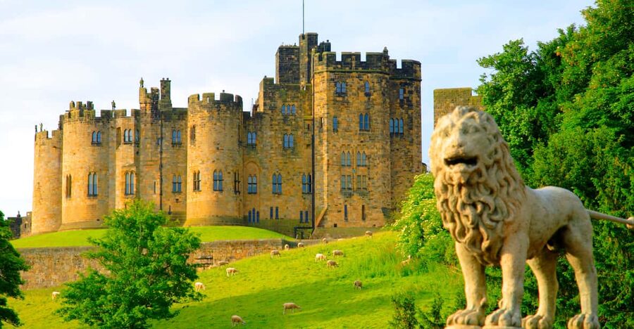 Alnwick: Alnwick Castle Ticket - Entering the castle grounds near the A1, with a plan for pacing
