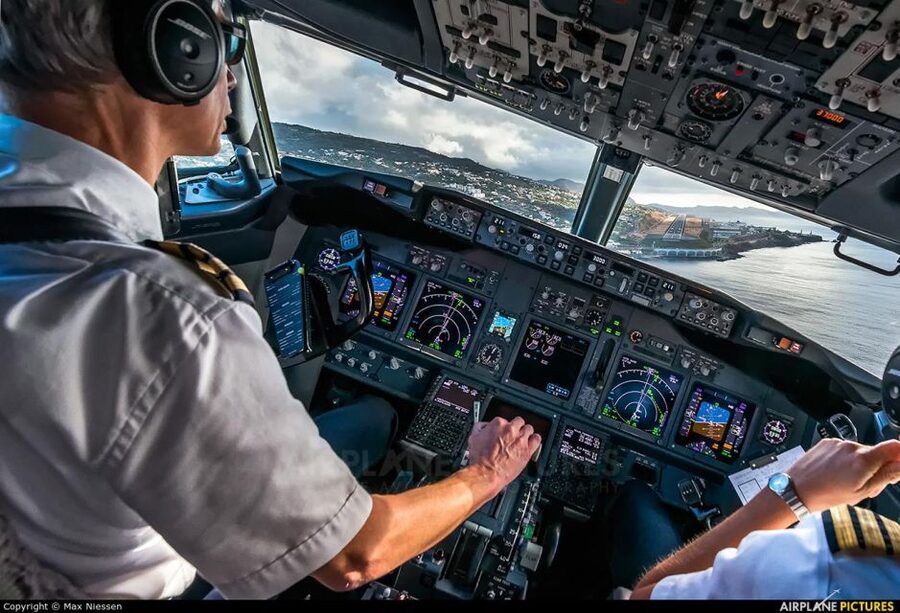 BARNSLEY(60 MINS BOEING 737 FLIGHT SIMULATOR EXPERIENCE) - Sixty minutes at the controls of the 737-800