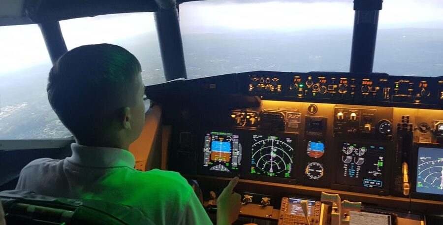 BARNSLEY(60 MINS BOEING 737 FLIGHT SIMULATOR EXPERIENCE) - Who should book this simulator session