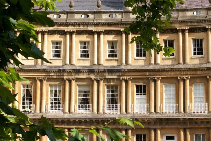 Bath: Guided Walking Tour - Roman Baths, explained without a ticket rush
