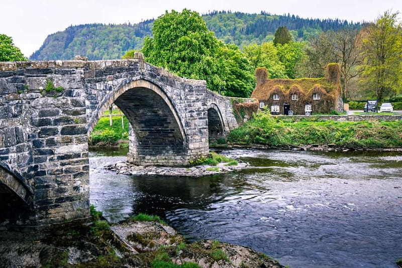 Best of Snowdonia Day Trip: Tour from Llandudno & Conwy - Caernarfon Castle: a photo stop with real context
