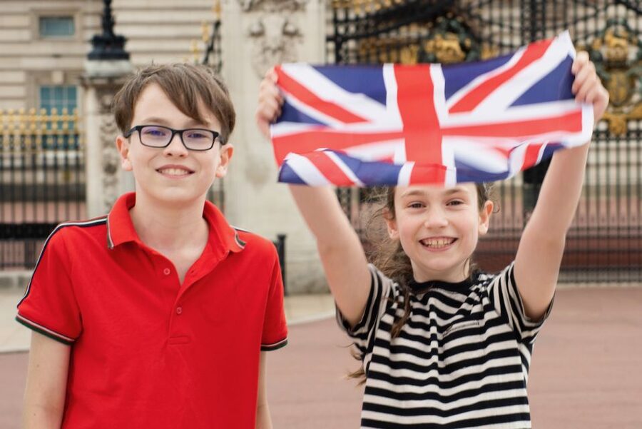 Bobbies, Corgis and the 7 Lions - Buckingham Palace and the practical art of spotting the King