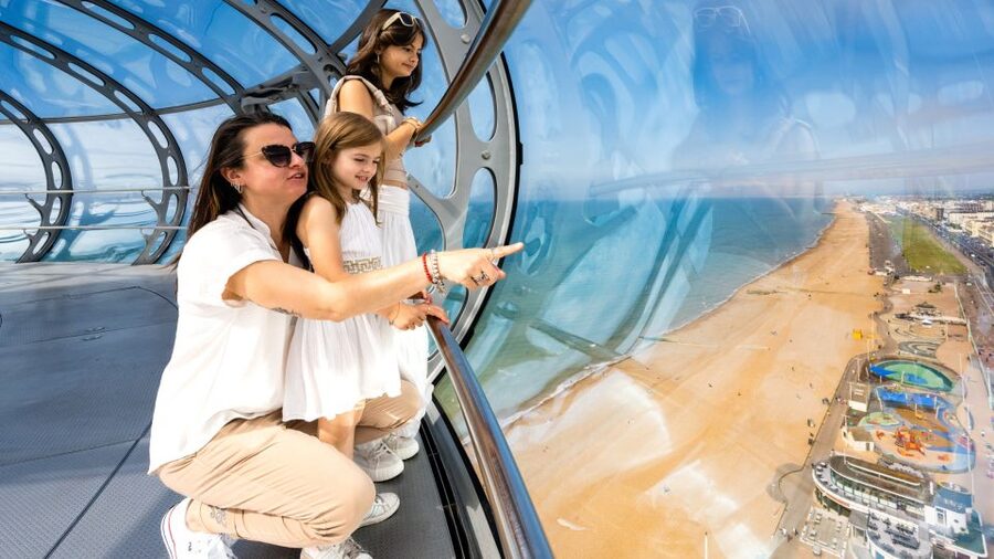 Brighton: Brighton i360 Ticket - The café and shop: fill the time your way