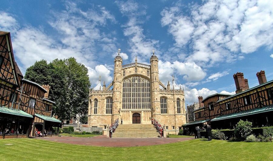 Buckingham Palace & Windsor Castle: Full-Day Tour - The town of Windsor: what to do with your free time