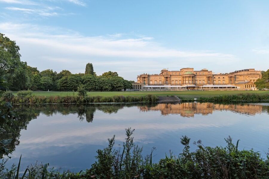 Buckingham Palace & Windsor Castle: Full-Day Tour - Audio guides and self-guided flow: better for flexible minds