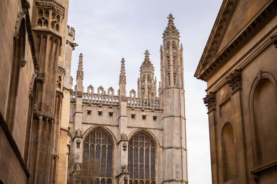 Cambridge: Alumni-Led Tour with King's College and Punt Tour - Science-and-scholarship stops: Old Cavendish Laboratory and Queens’ College