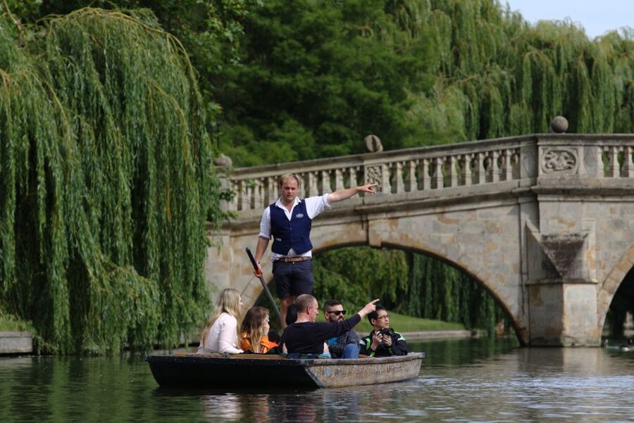 Cambridge: Guided Shared River Punting Tour - River Cam Perspective on Cambridge University
