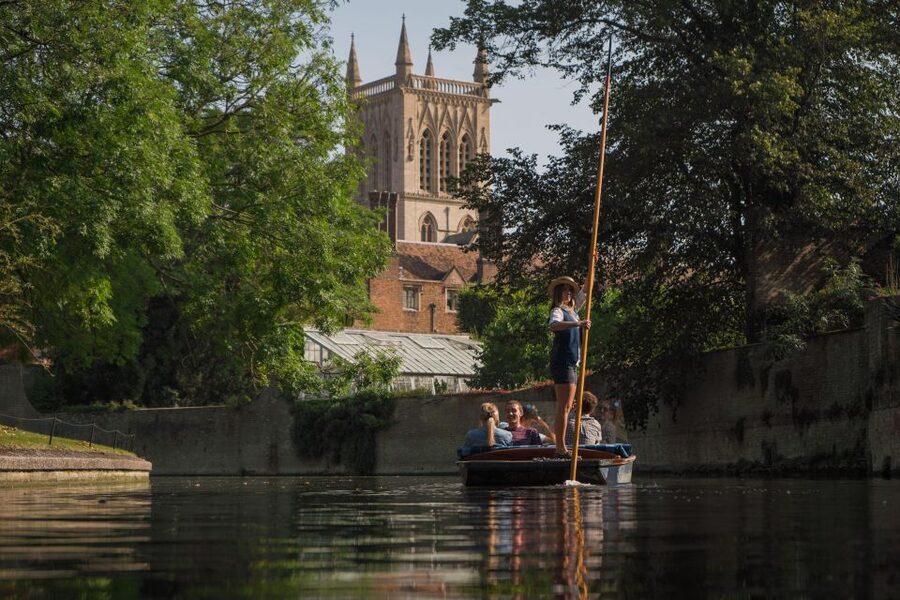 Cambridge: Guided Shared River Punting Tour - Punting under the Bridge of Sighs at St John’s