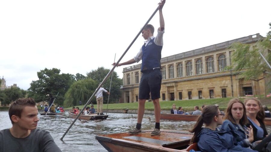Cambridge University: Guided Punting Tour on the River Cam - Comfort Kit on the Cam: Umbrellas, Blankets, and Seating