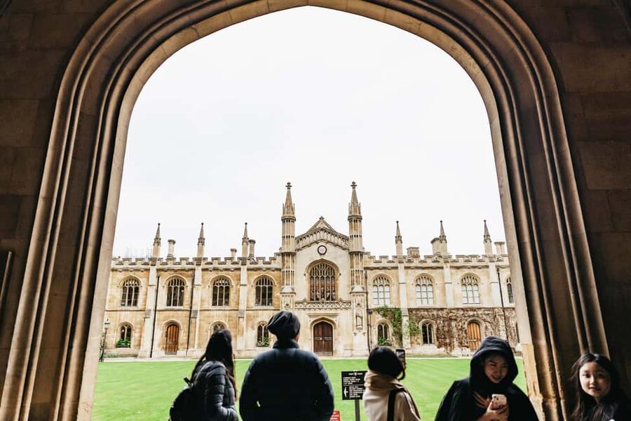 Cambridge University & Kings College Walking Tour By Alumni™ - Old Cavendish Laboratory and Queens’ College: The University as a Living Network