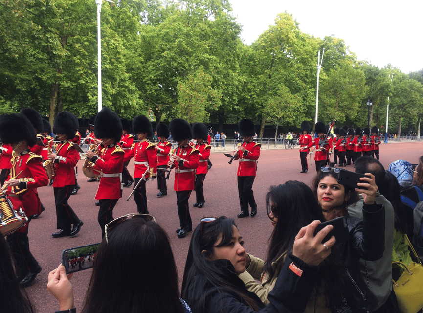 Changing of the Guard at Buckingham Palace - Why the guide makes or breaks the experience