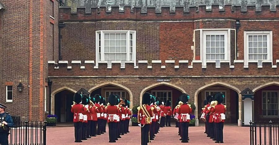 Changing of the Guard at Buckingham Palace - What to bring, what to wear, and how to stay comfortable