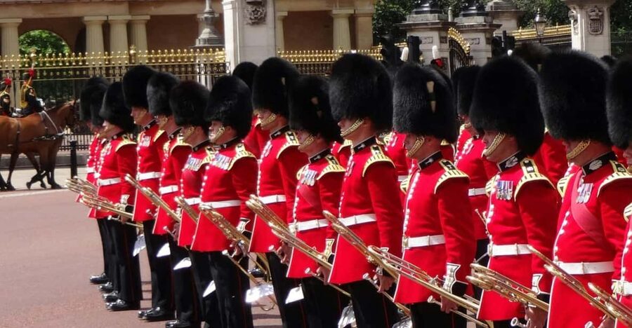 Changing of the Guard Experience in London - A 2-hour plan to see Buckingham Palace and the Guard