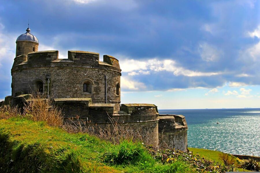 Cornwall: Online Road Trip Travel Guide - Minack Theatre, Godrevy Lighthouse, and Cornish caves for legend lovers