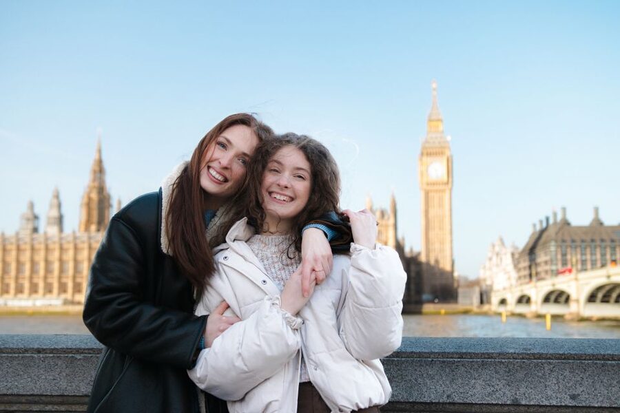 Couple’s photo: Romantic photoshoot in London - How the Photographer Makes You Look Natural on Camera