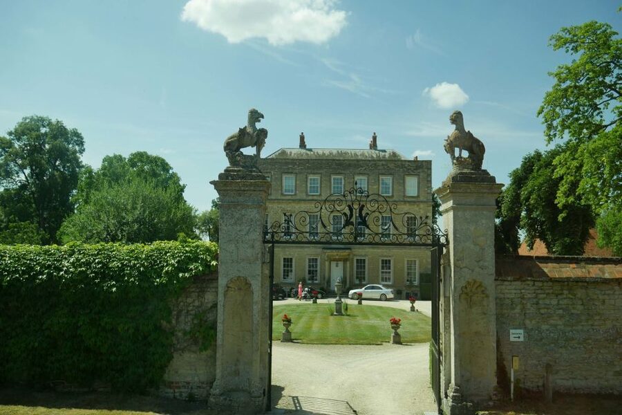 Day-Tour of the Midsomer Murders Locations - The Mini Coach Ride: Comfortable Transport for Tight Roads