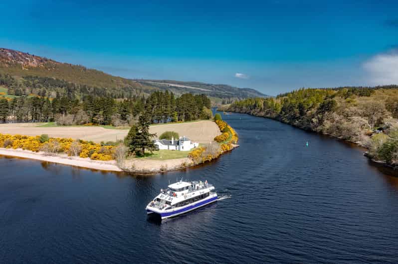 Dochgarroch: Caledonian Canal and Loch Ness 50min Cruise - Onboard comfort, WiFi, toilets, and the guide’s pacing