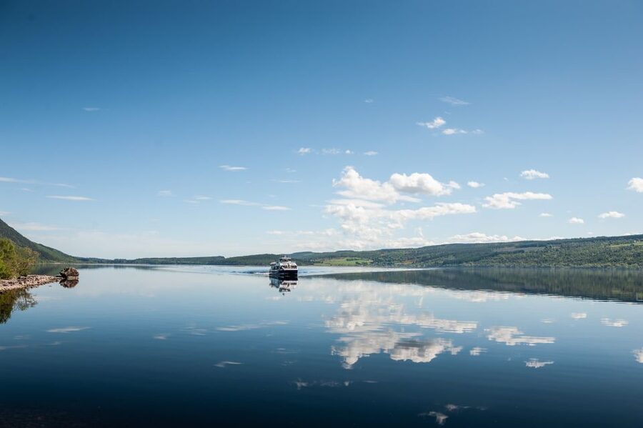 Dochgarroch: Loch Ness and Caledonian Canal 2-Hour Cruise - Snacks, Bar, and Wi-Fi: Small Comforts That Make a Difference