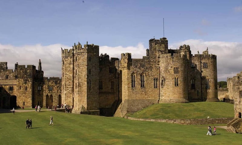 Edinburgh: Harry Potter and English Castles Tour in Spanish - Berwick-upon-Tweed Castle and Old Streets, 105 Minutes of Free Time