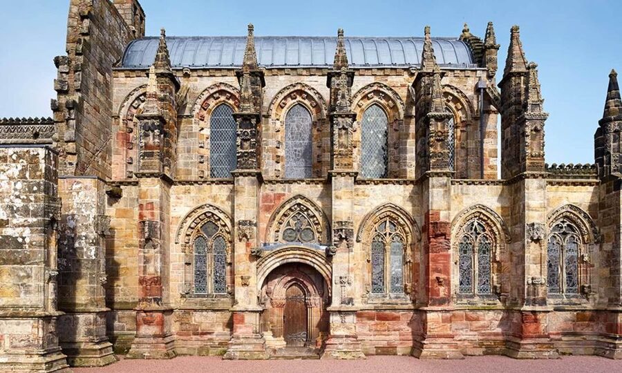 Edinburgh: Rosslyn Chapel and Hadrian's Wall Tour in Spanish - Meeting at 190 High Street, then the Royal Mile slips away