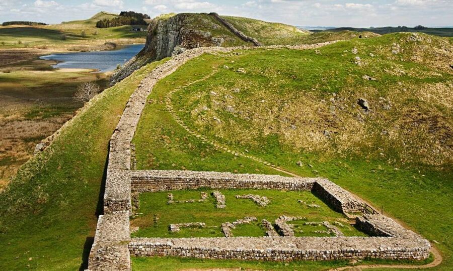 Edinburgh: Rosslyn Chapel and Hadrian's Wall Tour in Spanish - Melrose Abbey ruins: medieval architecture without the museum mood