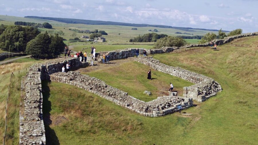 Edinburgh: Rosslyn Chapel and Hadrian's Wall Tour in Spanish - Spanish guide energy: what makes the day feel worth it