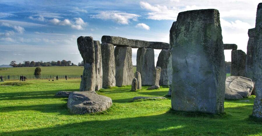 From Cambridge: Guided Day Tour to Bath and Stonehenge - Meeting point and getting comfortable on the ride