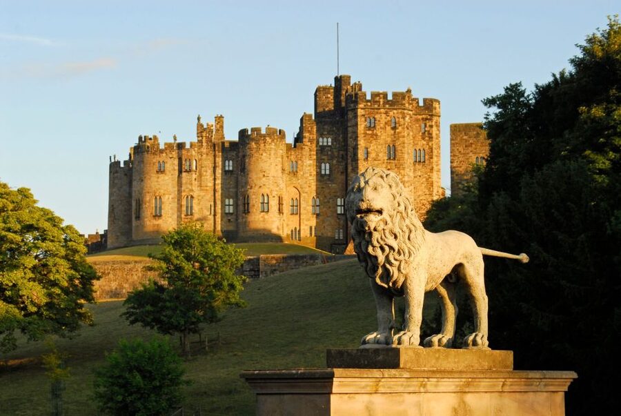 From Edinburgh: Day Trip to Bamburgh and Alnwick Castle - From Edinburgh to Northumberland: the border-crossing coach day