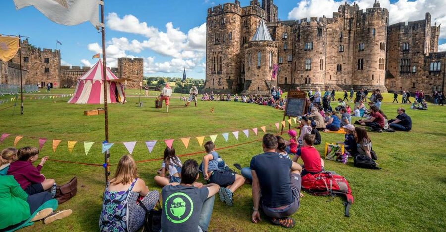 From Edinburgh: Day Trip to Bamburgh and Alnwick Castle - Bamburgh Castle and the seaside kingdom feeling