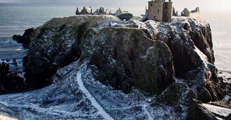 From Edinburgh: Glamis and Dunnottar Castles Tour in Italian - How the Italian coach day to Glamis and Dunnottar really plays out