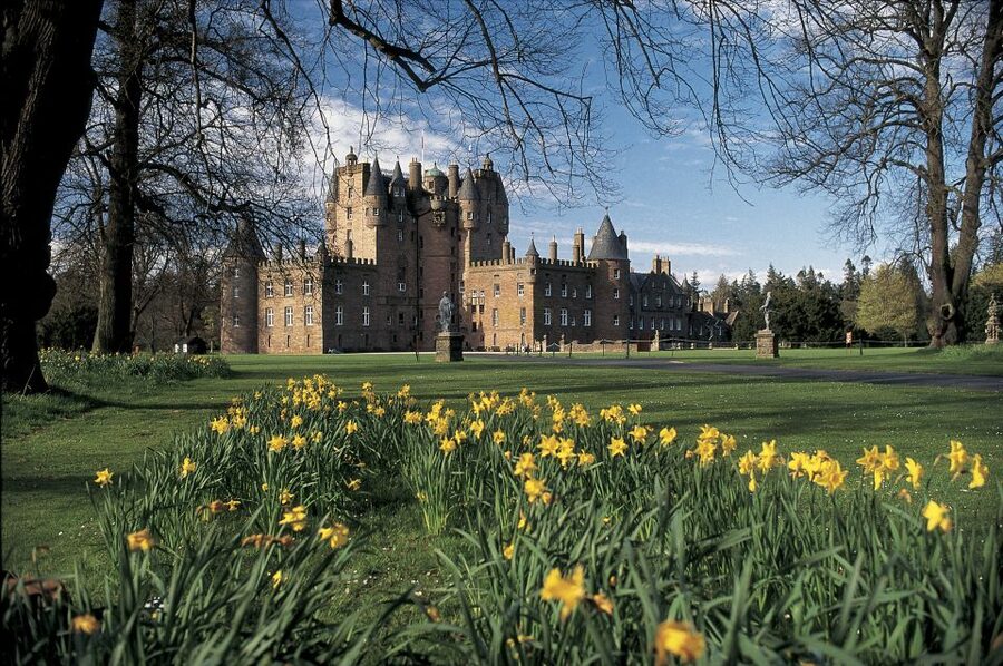 From Edinburgh: Glamis and Dunnottar Castles Tour in Italian - Stonehaven break: why this stop works even when the day runs long
