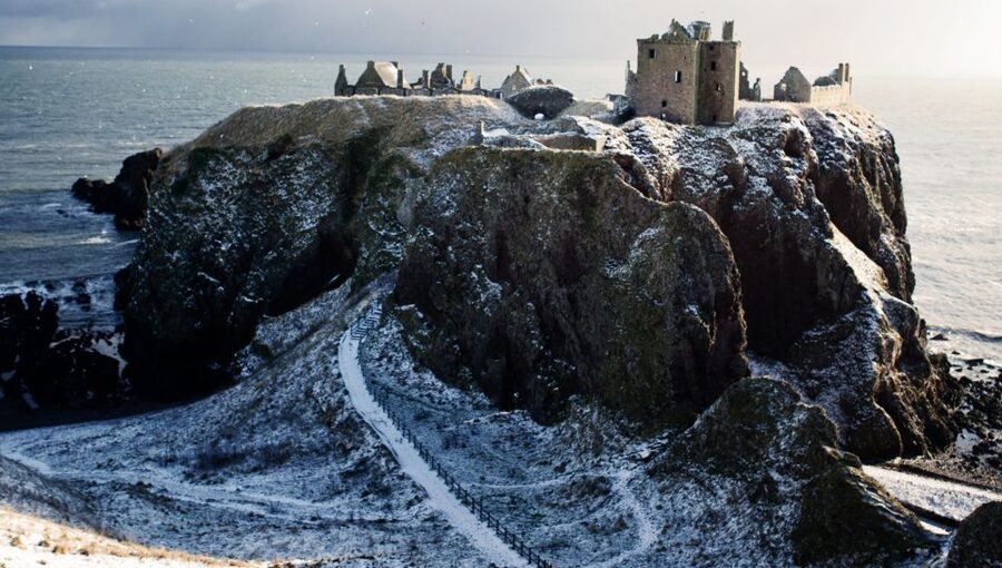 From Edinburgh: Glamis and Dunnottar Castles Tour in Italian - Dunnottar Castle on the cliffs: the part I’d plan around