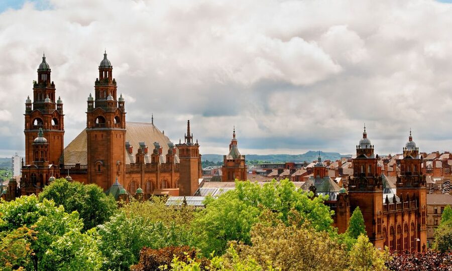 From Edinburgh: Glasgow & Scottish lakes Spanish Tour - Glasgow on wheels: panoramic landmarks, River Clyde context, and George Square