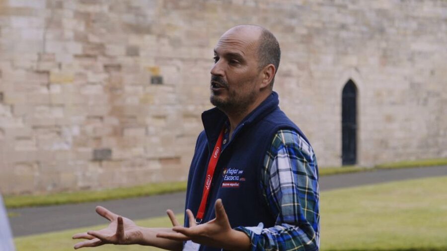 From Edinburgh: Glasgow & Scottish lakes Spanish Tour - The Spanish guide experience, and how it changes the day