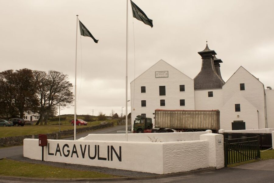 From Edinburgh: Islay and The Whisky Coast 4-Day Tour - Day 2: Bowmore distillery and Kilchoman lunch, then unpeated options