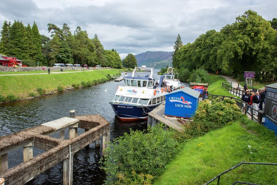 From Edinburgh: Loch Ness and Scottish Highlands Day Tour - Linlithgow Palace and Stirling Castle, before the scenery gets serious
