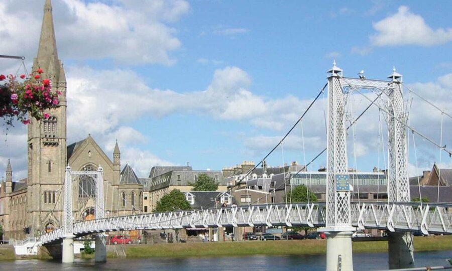From Edinburgh: Loch Ness & Inverness Tour in Spanish - Loch Ness and Urquhart Castle ruins: optional cruise vs. riverside time
