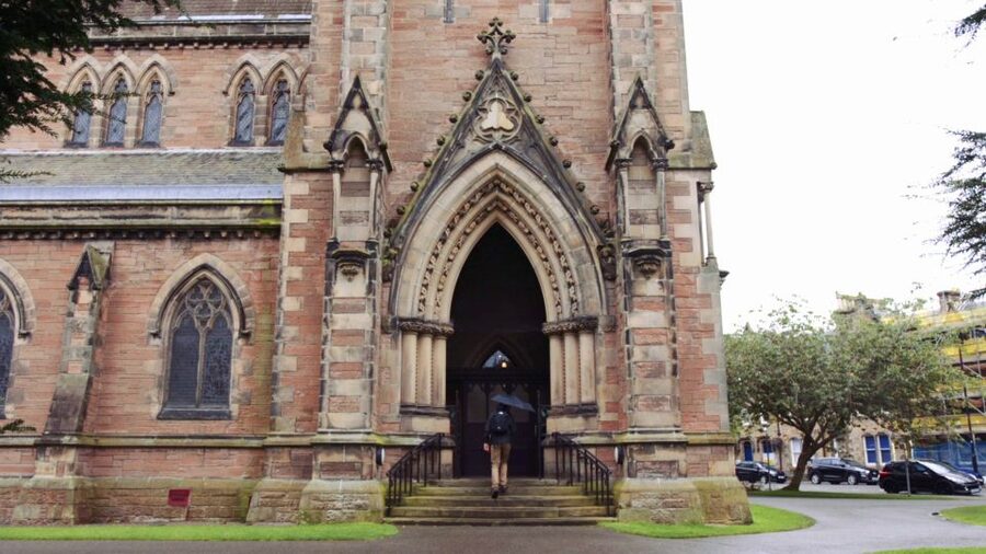 From Edinburgh: Loch Ness & Inverness Tour in Spanish - Guides in Spanish, pacing on the clock, and what to pack