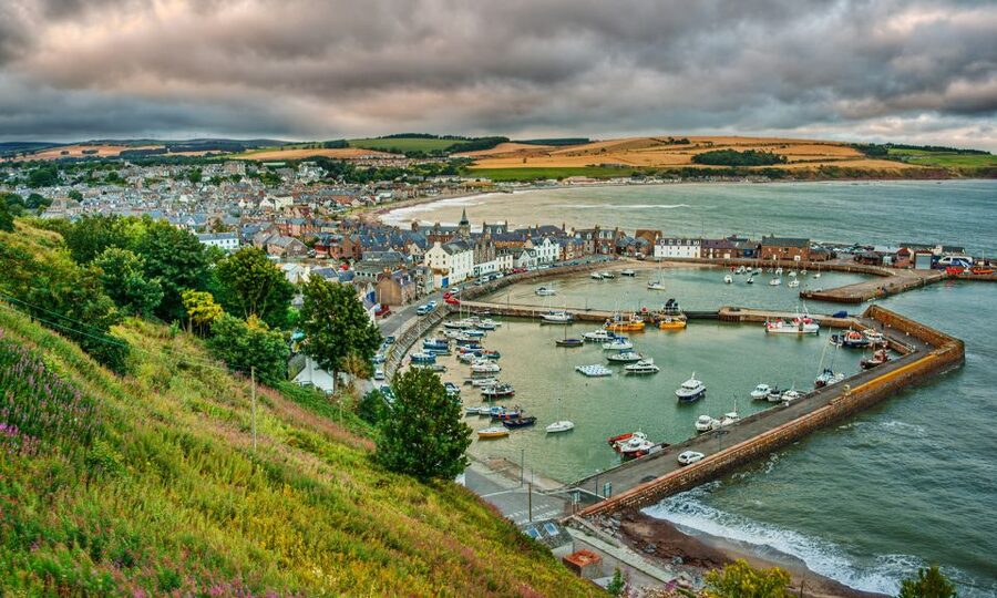 From Edinburgh: Scottish Castles Tour in Spanish - Bridge views near Edinburgh, from fishing towns to big engineering