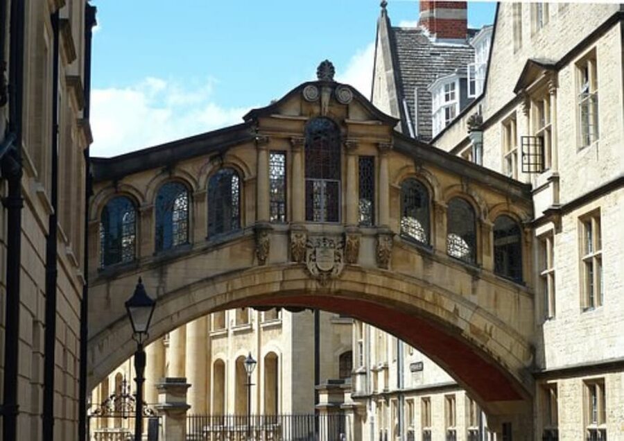 From London: Cotswolds Villages Small Group Day Tour - Why the local guide and small-group format matter