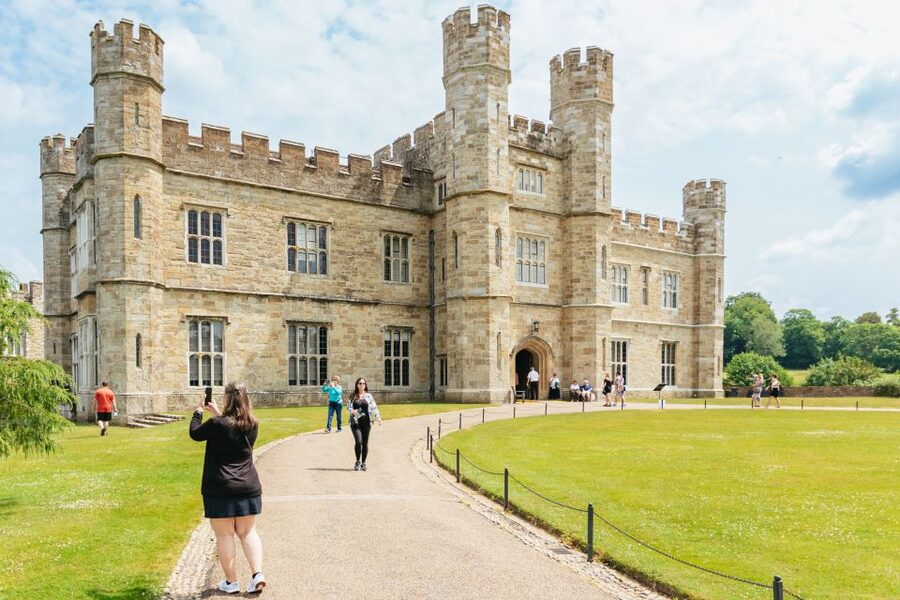 From London: Leeds Castle, Canterbury Cathedral & Dover - A 10-hour Kent circuit that starts and ends at Victoria