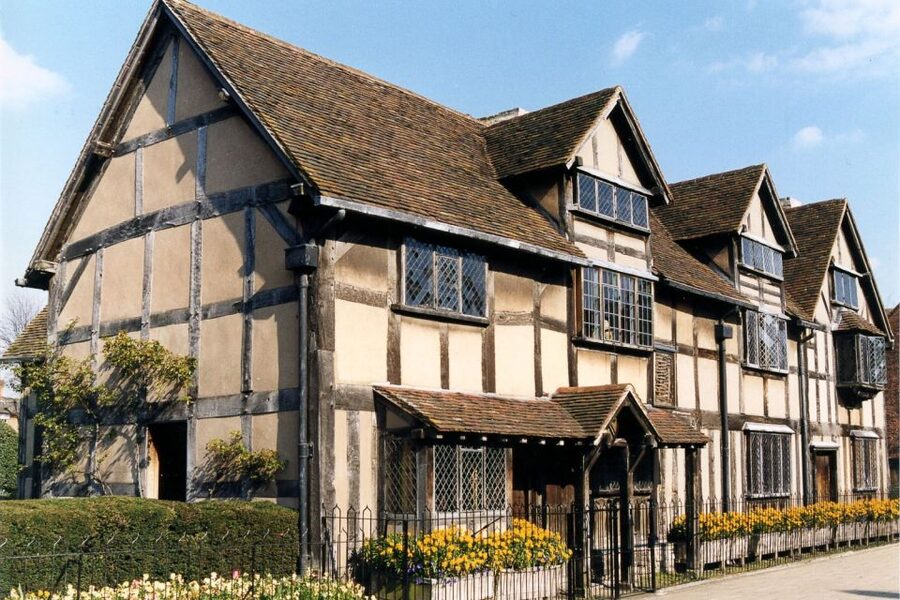 From London: Warwick, Oxford, Stratford & Cotswolds Day Tour - From Victoria Coach Station to Warwick Castle: the ride that keeps you relaxed