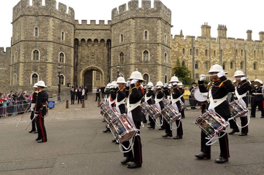 From London: Windsor Castle Royal Afternoon Sightseeing Tour - What You Get Outside the Castle: Windsor time and making room for a meal