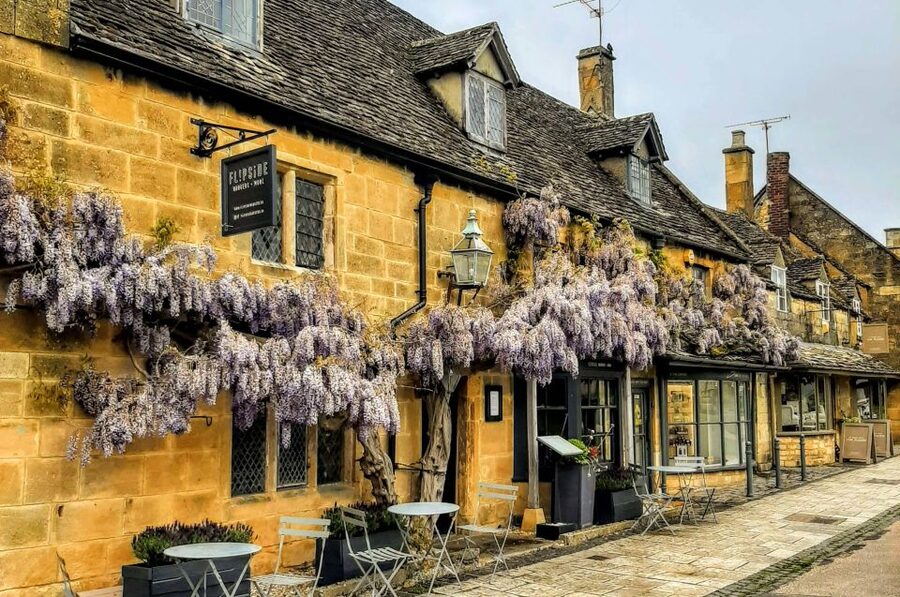 From Stratford-on-Avon/Moreton-in-Marsh: Secret Cotswolds - Burford for an hour of market-town wandering