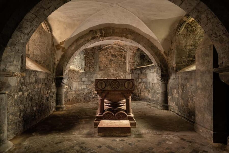 Gloucester Cathedral: Crypt Tour - Romanesque pillars and rounded arches you can actually notice