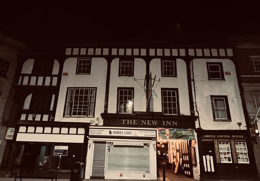 Gloucester: Ghost-Themed Guided Walking Tour - Gloucester Cathedral and the ghost-watcher angle