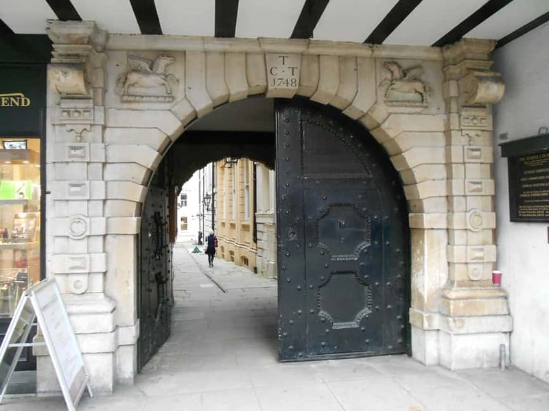 Hidden London Walking Tour - Lost river, romantic church, and how the guide links the dots