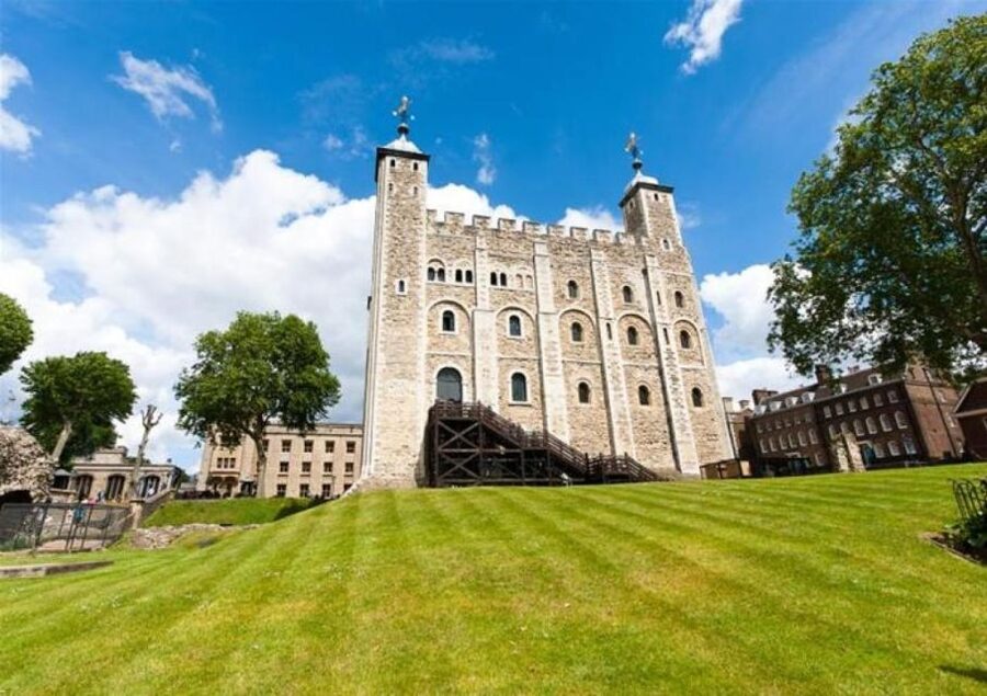 Hop on Hop off London Bus Tour & Tower of London - The free Thames River boat ride: one-way vs return timing