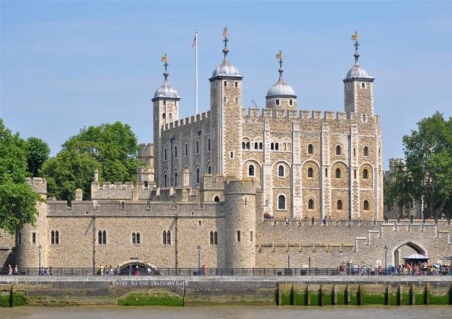 Hop on Hop off London Bus Tour & Tower of London - Hop-on hop-off routes: how you actually use the buses